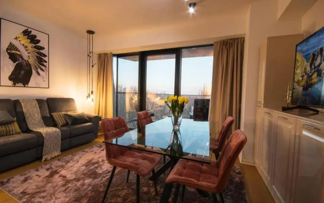 Lake Panorama Loft 5 star Location, Queen Bed, Views