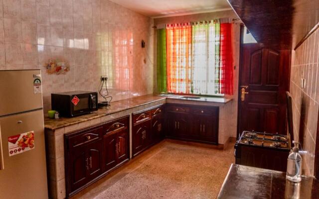 Modern spacious home near national park and malls