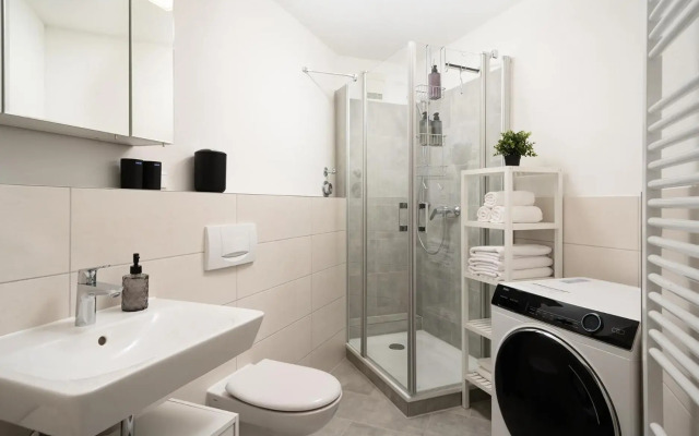 Kleinberries - Washer & Dryer - Kitchen & Parking - NETFLIX