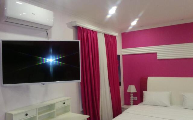 Pink Apartment near Airport