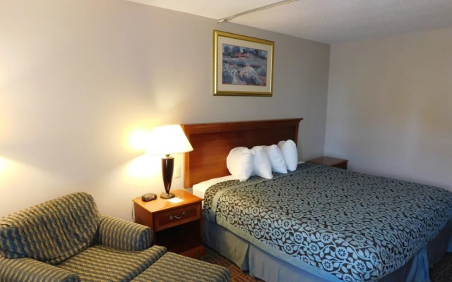 Days Inn by Wyndham West Branch Iowa City Area