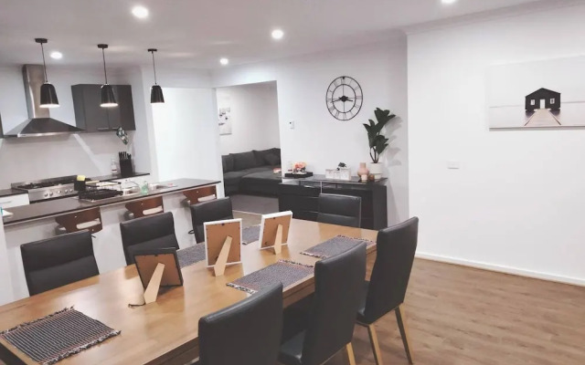 Modern & Cosey 4bedroom House Walk to Beach