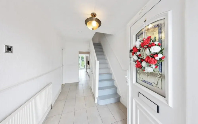 Leslie Road Retreat - Charming 4-bed House