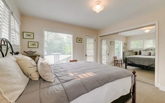 Grants Pass Getaway w/ Expansive Deck!