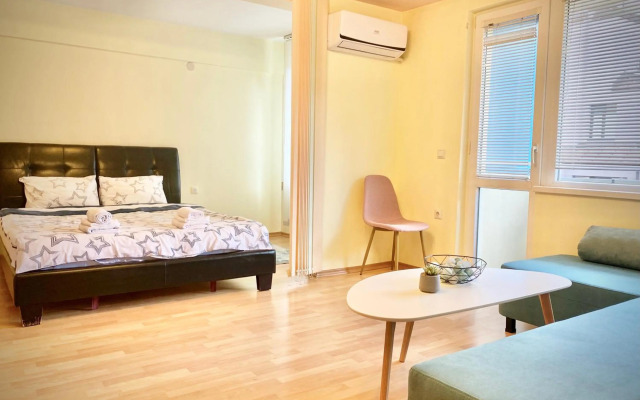 Sunny Central Apartment with TV & Wi-Fi