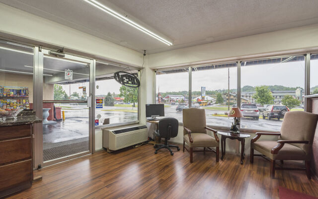 Rodeway Inn On The Parkway