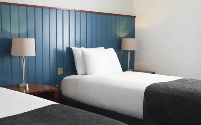 The Longshoot Hotel by Greene King Inns