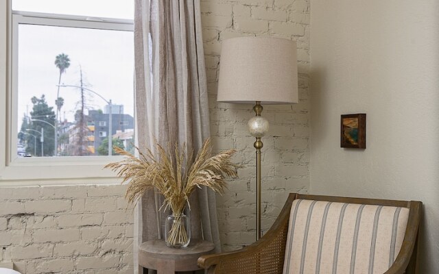 Charming Studio near Downtown! CDC Sanitized!