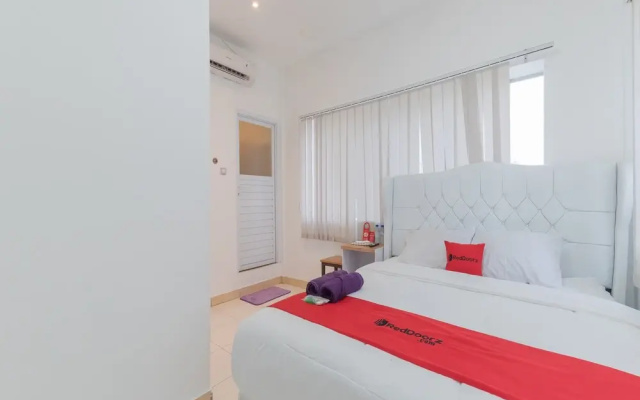 RedDoorz @ Jalan Pangkal Perjuangan Karawang