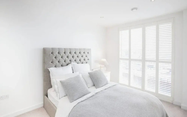 Bright 1 Bedroom East London Apartment with Balcony