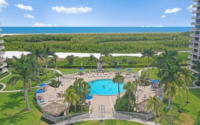 Inviting Condo on Beach With Pool and Tennis Courts