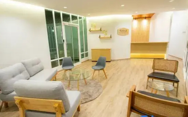 The O-Zone Airport Riviera Lodge