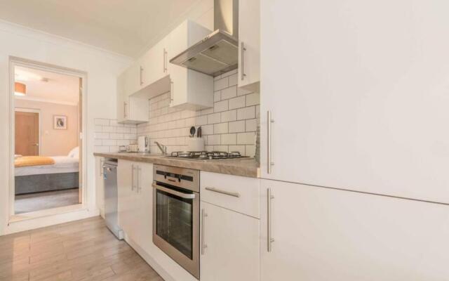 Stylish Apartment 5 Min Walk To Castle & Parking!