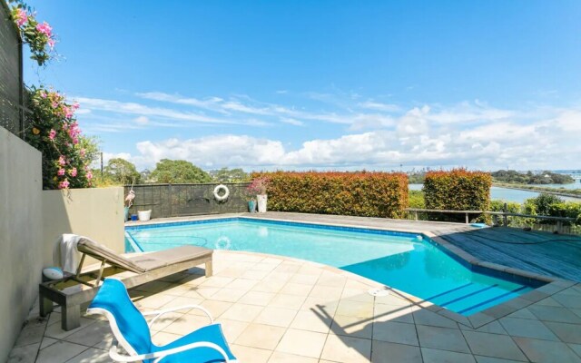 Sunny Poolside Studio in Meadowbank