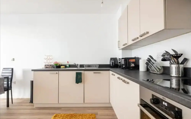 Impeccable 2-bed Apartment in Wembley