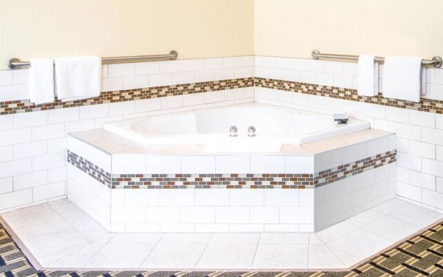 Super 8 Motel - Wheeling