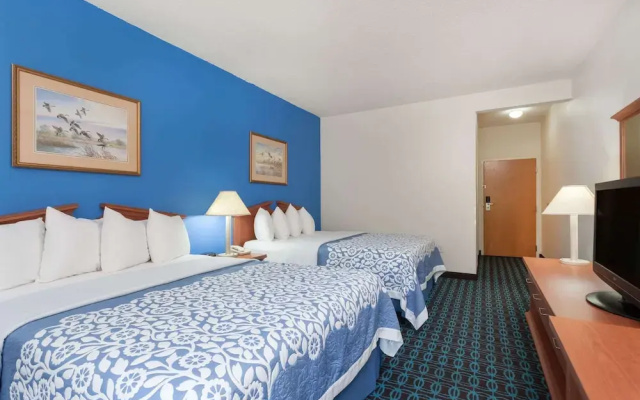 Days Inn & Suites Cambridge