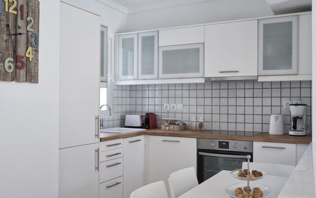 Marvelous n Bright Apartment next to Megaro Mousikis