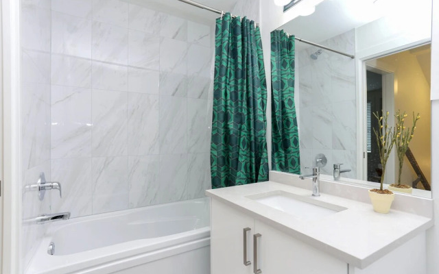 Tasteful 2 Bedroom Suite near Marine Gateway by Elevate Rooms