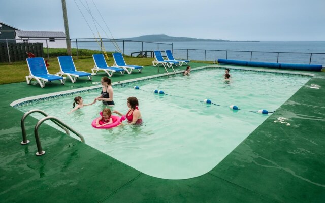 Shallow Bay Motel & Cabins