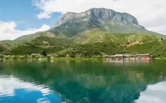 Lugu Lake · Clouds Lakeside Luxury Vacation Homestay