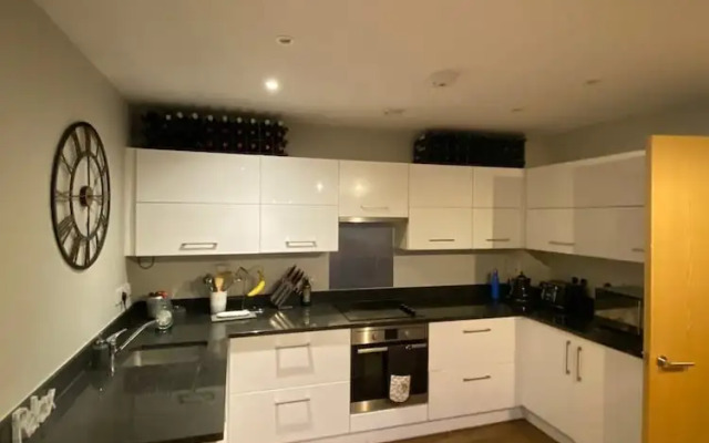 Inviting 2BD Flat W/private Balcony - Battersea!