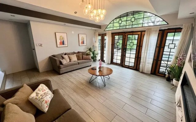 Pool and Jacuzzi Vacation Home