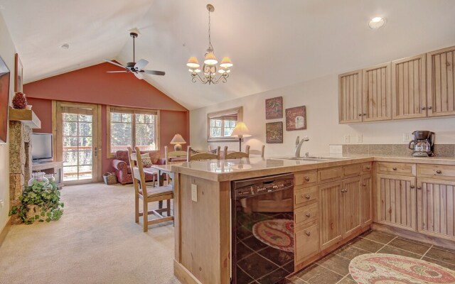 Bright + Scenic 2br - 7ppl Steps To Ski Lifts + Main Street 2 Bedroom Condo by RedAwning