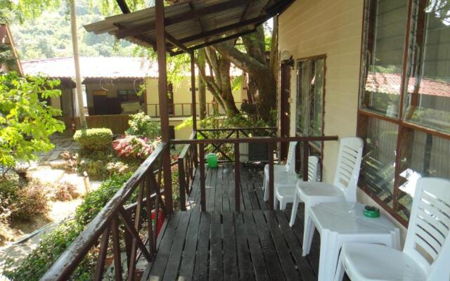 Tropical Garden Bungalow