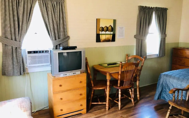 Green Gables Bungalow Court