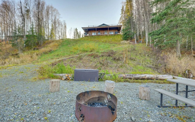 On-site Kenai River Fishing: Soldotna Apartment!