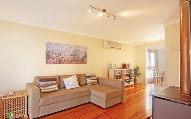 Hayes Beach House, Jervis Bay - Pet Friendly Award Winner - Fireplace