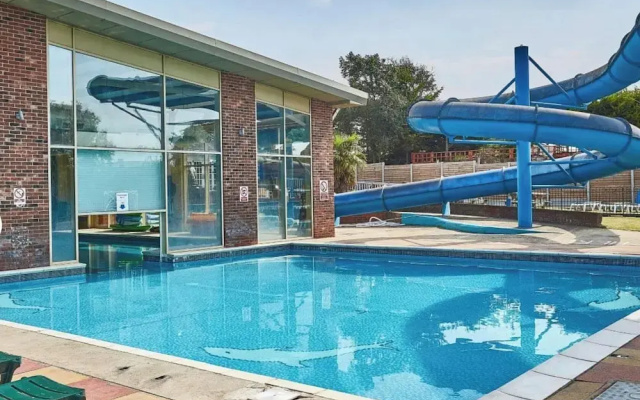 3 Bedroom Caravan - Sleeps 8 - Parking, Wifi, Pool