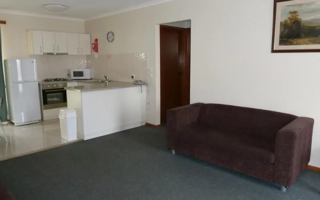 Comfort Inn & Suites Werribee – Kitchen – Melbourne