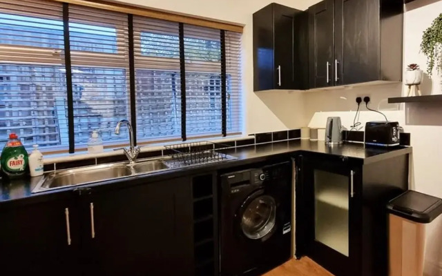 Modern 3-bed House Garden With Parking