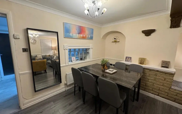 3BR House with Free WiFi All Over UK