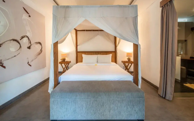 Colorful Private Villa 3 BR, Seminyak With Staff