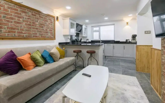Colorful Apartment near Canary Wharf