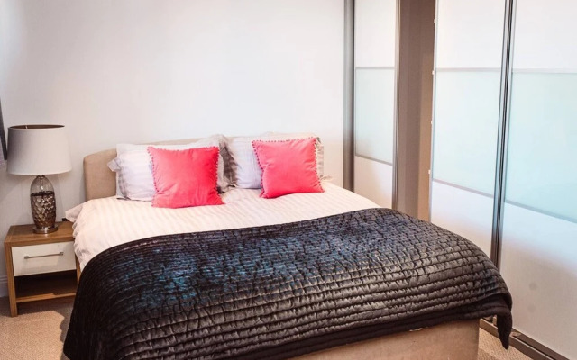 Luxurious 3 Bed Triplex Apartment - 3 Bath