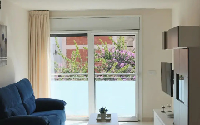 Quaint Apartment in Roses near Nova Sand Beach