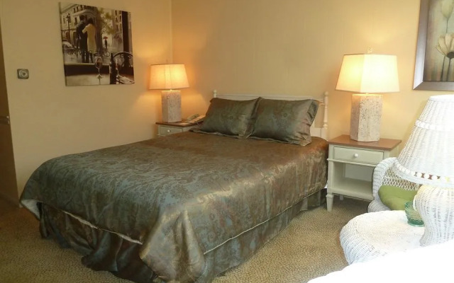 Crescent Lodge and Country Inn - Adults Only