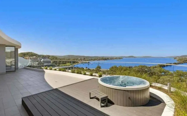 Stylish Penthouse with Views & Jacuzzi