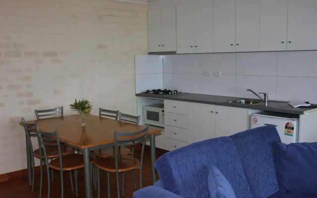 Skenes Creek Lodge Motel and Restaurant