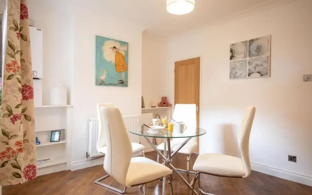 Bright 3 Bedroom Townhouse Near City Centre