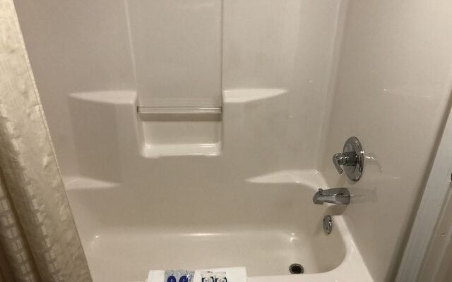 Deluxe Inn & Suites By OYO Miami OK