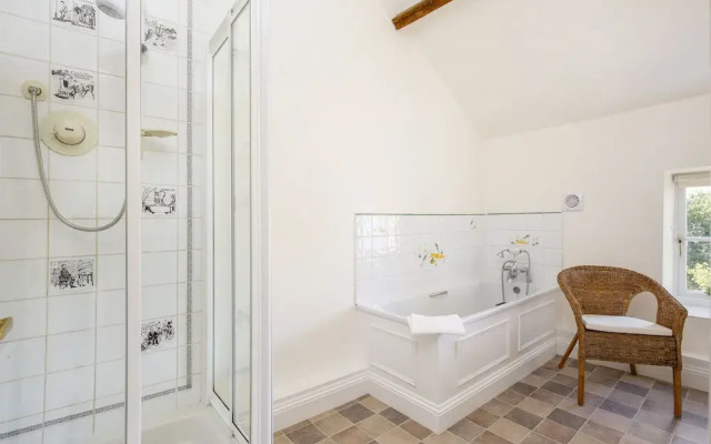 Rustic Cotswolds Farmhouse by Burford