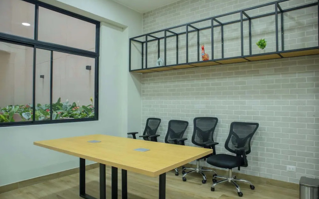 w Striking 1BR w Perfect Balcony Near Kennedy Park