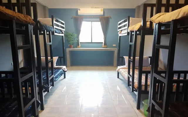 OYO 1147 The Moment Hostel