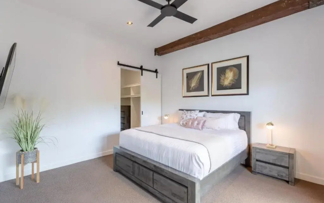 Luxury 3 brm 2 bath Woolstore apt with Courtyard