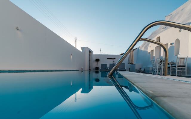 Beautiful 4-bed Cave House Near Fira, Private Pool